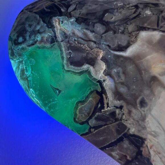 Volcano Agate Heart Carving UV Reactive (9) - Picture 9 of 13